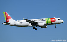 Airbus A320-214 | CS-TNW | TAP Air Portugal  |  This Airbus A320 is one of 30 aircraft of this type currently in service with the Portuguise flag carrier. It is seen here arriving from Porto as flight TAP920. | Z&UUML;RICH (LSZH/ZRH) 18.09.2025