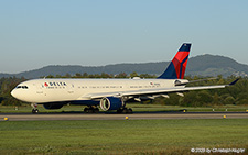 Airbus A330-223 | N861NW | Delta Air Lines  |  This Airbus A330-200 of Delta Air Lines has just landed on runway 14 in Zurich and is about to vacate the runway on taxiway H2. The aircraft arrived from Atlanta. | Z&UUML;RICH (LSZH/ZRH) 19.09.2025